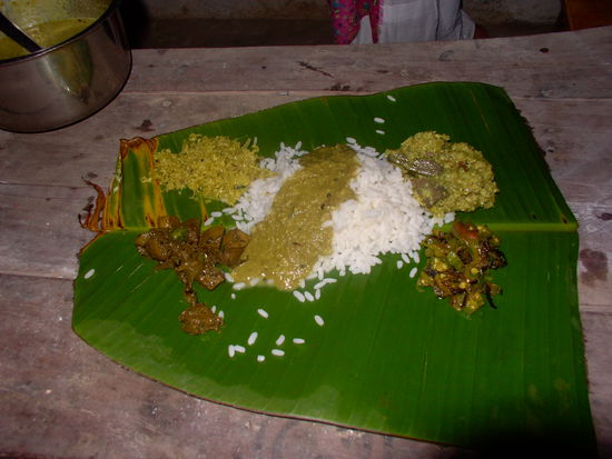 Thalia wird im Süden noch manchmal auf Bananenblättern serviert. Die Köchin von diesem leckeren Thali lies mich zusehen, damit Ichs auch lerne...