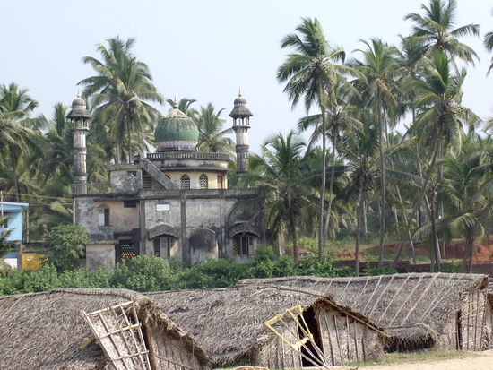Moschee und Häuser der Fischer am Strand in Kerala