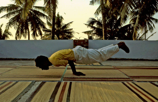 Am Strand von Kerala: Meine Schwester und ich nahmen einige Yoga-stunden