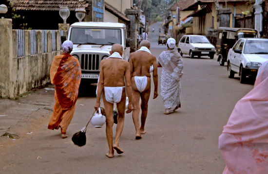 Glaeubige Jain people in Mangalore -strikte Vegetarier. Sie haben einen Besen aus Pfauenfedern dabei um den Boden auf dem sie gehen zu wischen, damit sie nicht auf kleine Tiere treten. Auch tragen sie (fast) keine Kleider, damit sie keine Tiere verletzen.