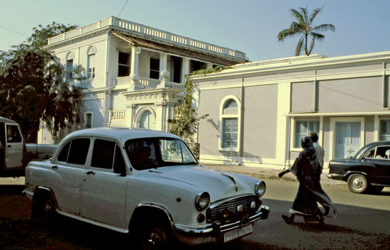 Pondicherry - 
Beim Schlendern durch die Strassen und Gassen dieser ehemaligen französischen Kolonie, wurde ich inspiriert eine kleine Geschichte in Liederform zu schreiben, welches ich später auch mit meiner Band spielte:
RUE DUMAS
In der Rue Dumas an Spaetnachmittagen
im Herz Pondicherrys nicht weit ab vom Meer
zwischen franzoesischen Hauesern im Schatten
dort wo man kaum glaubt, dass man in Indien waer
da blinzeln die Jungen nach oben zum Fenster
um vielleicht einen Blick von Shika zu sehn
vielleicht kommt ihr Bruder - und dann gibt es Schlaege
der kann das Interesse der Jungs nicht verstehn
S - wie ihr Sari - gruen flatternd im Wind
H - wie ihre Haare, die zu Zoepfen gebunden sind
I - wie intime Blicke, die sich so mancher erhofft
K - wie ihr Koerper, von dem traeumen zu viele zu oft
A - wie ihr Anmut, wenn sie durch die Rue Dumas schwebt
dass ein jeder sich denkt, dass er nur fuer Shika lebt
In der Rue Dumas da hoerte man Schreie
der Vater der Schoenen, der fluchte und schlug
mit seinen Haenden gegen die Waende
die Mutter sass schweigend da und sah ihm zu
Shika war verschwunden - seit ein paar Stunden
und die Polizei, die war laengst informiert
ein Unbekannter war eingedrungen
und hatte scheinbar ihre Tochter entfuehrt
S - wie ihr Sari - gruen flatternd im Wind
H - wie ihre Haare, die zu Zoepfen gebunden sind
I - wie intime Blicke, die sich so mancher erhofft
K - wie ihr Koerper, von dem traeumen zu viele zu oft
A - wie ihr Anmut, wenn sie durch die Rue Dumas schwebt
dass ein jeder sich denkt, dass er nur fuer Shika lebt
2 Fischerknaben hatten sie gefunden
als sie grade Wellen fingen im Meer
das Salzwasser hatte an ihr genagt
und die Leute erzaehln, sie war nur noch halb so schwer
S - wie ihr Sari - gruen flatternd im Wind
H - wie ihre Haare, die zu Zoepfen gebunden sind
I - wie intime Blicke, die sich so mancher erhofft
K - wie ihr Koerper, von dem traeumen zu viele zu oft
A - wie ihr Anmut, wenn sie durch die Rue Dumas schwebt
dass ein jeder sich denkt, dass er nur fuer Shika lebt
Die Rue Dumas hat an Glanz verloren
und strahlt auch die Sonne orangerot hinein
die Strasse wurd aelter und so ihre Jugend
vergessen ist Shika - es sollt wohl so sein
Doch einer der Maenner, die sie damals liebten
geht heut noch mit Stock ihre Strasse entlang
sieht zu ihrem Fenster und neigt seinen Kopf
vor der Schoenheit die nur der Tod bezwang