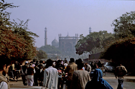 Das folgende Lied schrieb ich in Delhi und habe es später auch mit meiner Band gespielt:
Delhi
Jeden Morgen geht er durch die Gassen seiner Stadt
Er schiebt einen Wagen aus Holz, auf dem er Obst geladen hat
Dann muss er feilschen, damit er heut ein paar Rupien heimbringt
waehrend vom Minarett ein Muezzingesang an sein Ohr dringt
Sie ist wohl das Chaos schlechthin
und sie ist Kettenraucherin
sie ist so arm und doch so reich
und sie schlaeft mit so manchem Scheich
bis oben vollgestopft mit Dreck
dass manch einer an ihr verreckt
und trotzdem ist sie wunderschoen
ueber ihr Adler kreisen sehn
zeigt einen Teil von ihrer Macht
auch wenns an jeder Ecke kracht
siehst du die Farben?
siehst du die Farben? -
Das ist sie...
Delhi
(siehst du die Farben?)
Fuers Sparen hat er lang gebraucht
und sich eine Rikscha gekauft
jetzt lauert er den Touris auf
und schlaegt noch ein paar Rupien drauf
und ab und zu verkauft er Opium
die Polizei kuemmert sich gar nicht drum
weil die ganz gern Bakschisch kassiern
waehrend die kleinen Leute friern
doch auch die brauchen wohl das Geld
das Frau und Kind am Leben haelt
Sie ist wohl das Chaos schlechthin
und sie ist Kettenraucherin
sie ist so arm und doch so reich
und sie schlaeft mit so manchem Scheich
bis oben vollgestopft mit Dreck
dass manch einer an ihr verreckt
und trotzdem ist sie wunderschoen
ueber ihr Adler kreisen sehn
zeigt einen Teil von ihrer Macht
auch wenns an jeder Ecke kracht
siehst du die Farben?
siehst du die Farben? -
Das ist sie...
Delhi
(siehst du die Farben?)