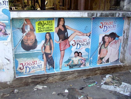 Der damals neueste Bollywoodstreifen: Jawani Diwani - a youthful joyride...posters in Trivandrum
