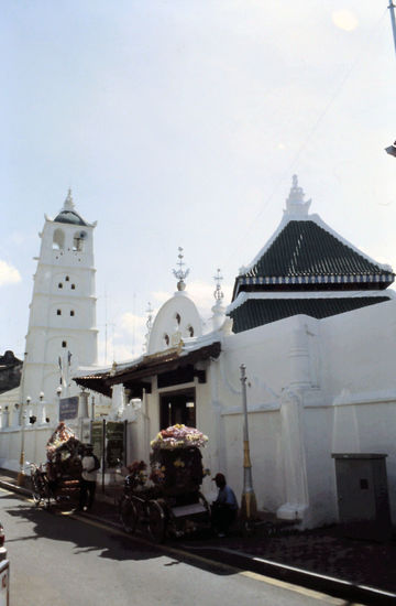 und wo man in einer Strasse eine Moschee, einen Hindutempel und buddhistische Tempel findet...