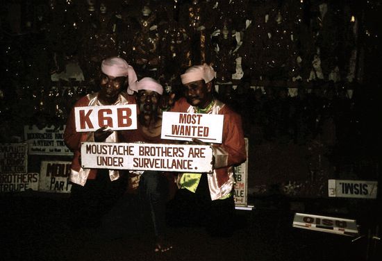 Die Moustache Brothers waren öfters im Gefängnis fuer ihre Shows, die öfters das Regime kritisierten. Nun machten sie illegale Shows in ihrer Garage. Ich hatte die Ehre und war einer ihrer 4 Zuschauer an dem Abend.
Sie erzählten mir stolz, dass ich auf dem Stuhl säße, auf dem Aung San Suu Kyi (die Friedensnobelpreisträgerin) zuvor sass.