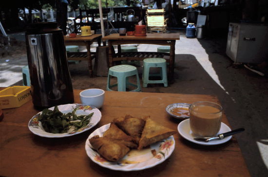 Eine der landestypischen kleinen Tee-bars, die man überall am Strassenrand findet. Hier isst man zum Tee Samosas, wie in Indien, nur dass die Füllung etwas anders ist. Hier füllt man Samosas auch mit Sojasprossen.