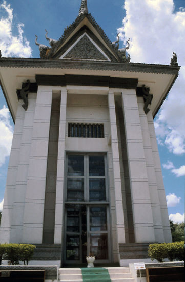 Aufbewahrt werden die sterblichen Überreste im diesem Gebauede - nach Alter und Geschlecht getrennt