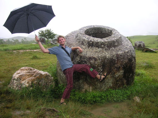 The Plain of Jars - Über ein riesiges Gebiet in den Bergen verteilt stehen seltsame Tonkrüge herum. Wofür die Leute diese gebraucht haben ist nicht ganz klar, aber es lässt natürlich Raum für Spekulation. In dieser Gegend muss man aber brav auf den Pfaden bleiben, da hier noch Tretminen verteilt sind vom sogenannten Vietnam-krieg.