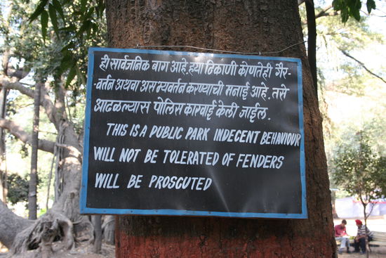Pune's Botanical Garden: 
Auf jeder Bank hockt ein Pärchen, dass sich unglaublich gerne hat, was ausserhalb des Parks nicht so gern gesehen wird - dennoch ist es auch hier verboten!!!