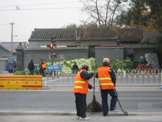 On the other side of the street you can see da bai cai - Chinakohl, die er lange Wintermonate lang auch in vielen Hausfluren in China gestapelt wird.