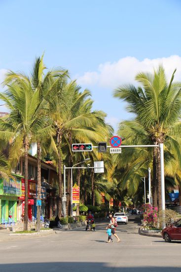 Wirklich entspannt eine Strasse in Jinghong zu überqueren, wo die Autos bei roten Ampeln warten!!!