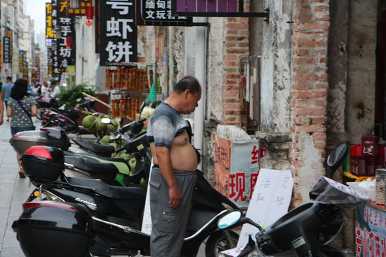 Auch in Beihai trägt Mann den Beijing style Bikini
