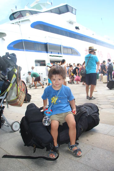 Mama geht es nicht gut und wir warten an der Fähre, bis wir die Insel erkunden dürfen....