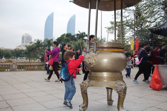 Yunfei Konstantin benutz Räucherstäbchen im Nanputuo Tempel