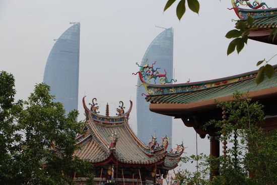 Alter Tempel vor modernen Türmen