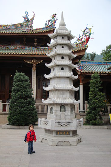 Yunfei neben einer Pagode