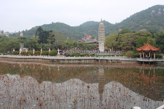 Sicht auf den Nanputuo Tempel