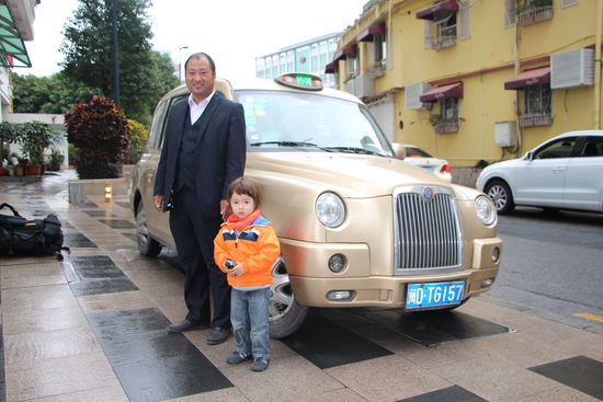 Ein begeisterter Taxifahrer mit einem netten Fahrer