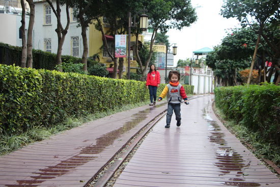 Ein netter Park auf stillgelegten Eisenbahnschienen