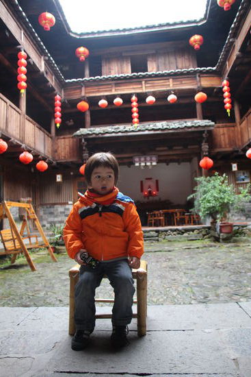 Yunfei posiert für ein Photo in unserem Guesthouse-Tulou