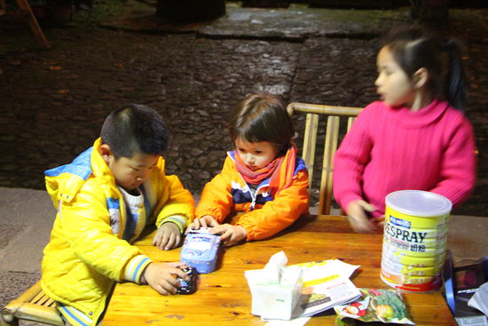 Kinder lernen hier einfach neue Freunde kennen.