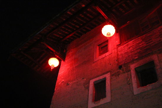 Tulou bei Nacht von außen