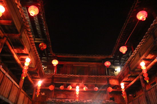 Tulou bei Nacht von innen