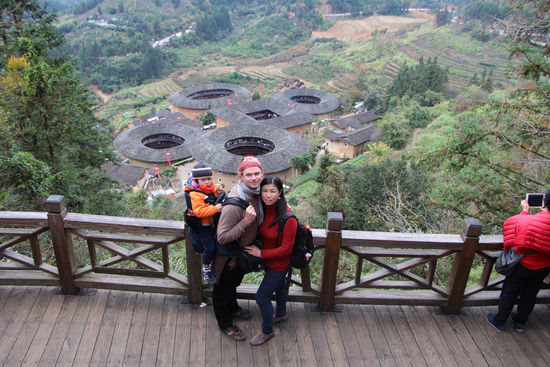 Familienphoto mit Tulou-Cluster im Hintergrund