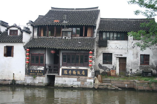 Xi Tang - auch Chinas Venedig genannt ist zwar ein wenig entspannter als der grosse Bruder in Italien, aber dennoch ganz schön überlaufen mit Touristen. Dennoch ist es ein schöner Ort, an dem man sich einfach mal ein wenig vor-sich-hinleben lassen kann...