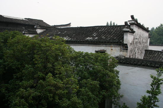 Zhuge Village ist ein Ort, dass nach dem Ying&amp;Yang-Prinzip im 8eck angelegt wurde. Das ganze Dorf ist schwarz/weiss und in der Mitte ist ein kleiner Teich in Ying-&amp;Yang-Form. Die Hälfte der Einwohner, die Nachfahren von Zhuge sind, sind darauf besonders stolz.