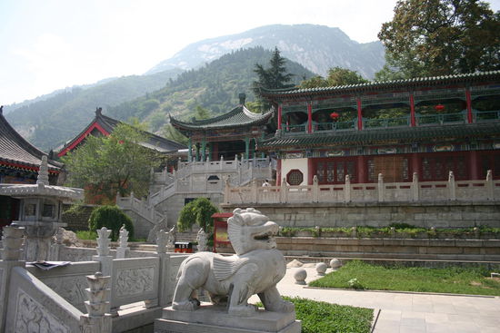 Tempel am Fuße des Berges