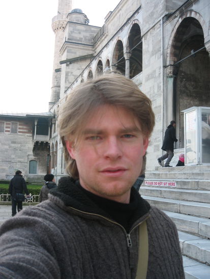 Als Alleinreisender hab ich über lange Zeit gelernt, Fotos von mir zu machen...Trotzdem habe ich das Minarett im Hintergrund abgeschnitten...