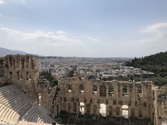 Das Pantheon Theater mit herrlicher Aussicht auf Athen im Hintergrund