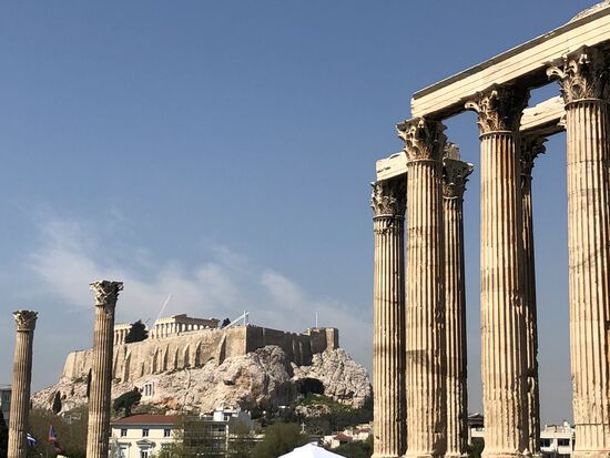 Mit der Akropolis im Hintergrund