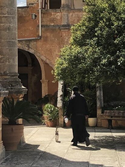 Dieser Mönch ging mit einer Katze Gassi.