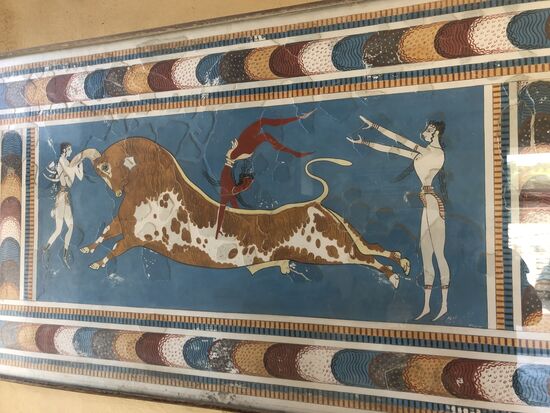 Evtl. war es ein Sport der Minoer, vom Stier die Hörner zu greifen und dann über den Körper der Stiers nach hinten schleudern zu lassen.