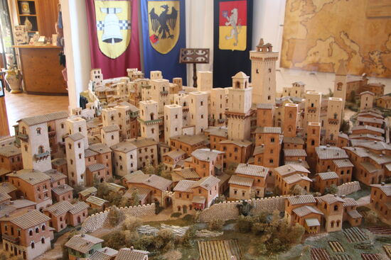 Ein kleines Geschäft hat die Stadt als Modell mit allen seinen Türmen nachgebaut.