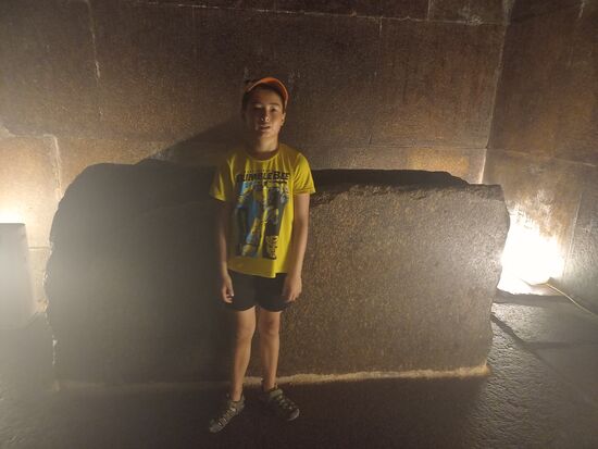 Nach dem anstrengenden Aufstieg in der Giza-Pyramide, kann man in die Grabkammer kriechen (: