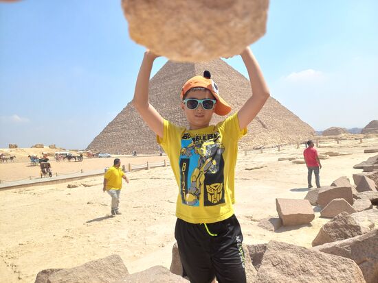 Einige Ägypter warten auf die Besucher, um für ein Trinkgeld lustige Fotos zu schießen.