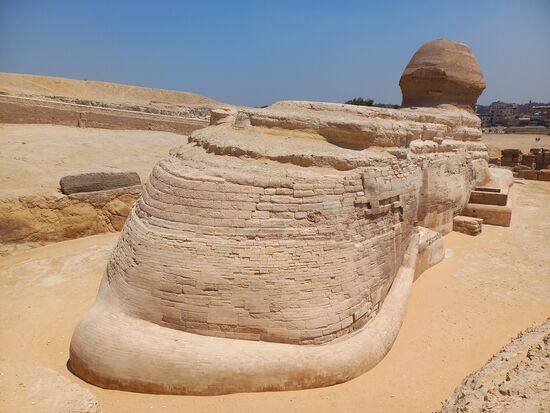 Nicht so bekannt: Die Sphinx von hinten.