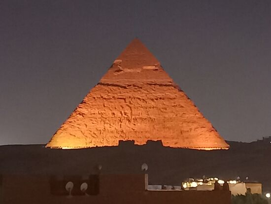 Abends gibt es eine Sound & Light-Show bei den Pyramiden von Giza. Von den umliegenden Dachterassen kann man auch zusehen.