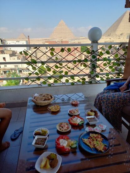 Das Frühstück auf der Dachterasse war (nicht nur wegen der Aussicht) ein Highlight. Es war jeden Tag ein bisschen anders und es gab immer Falafeln (die hier besonders gut schmecken - weil sie frisch sind und mit Petersilie), es gab 
frisches Fladenbrot (Aisch Baladi), Foul (ein Bohnengericht), Omelett, weißen Käse, Gurken und Tomaten und manchmal Babaganusch (Auberginencreme)