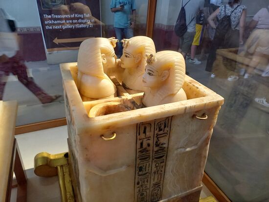 Canopic Jars - Darin wurden die Eingeweihde der Toten aufbewahrt. Das Herz wurde im Körper gelassen, da es als sehr wichtig galt. Deswegen dachte man auch, dass das Gehirn nicht so wichtig sei und man mit dem Herzen denkt. Folglich wurde das sinnlose Hiern auch nicht aufbewahrt.