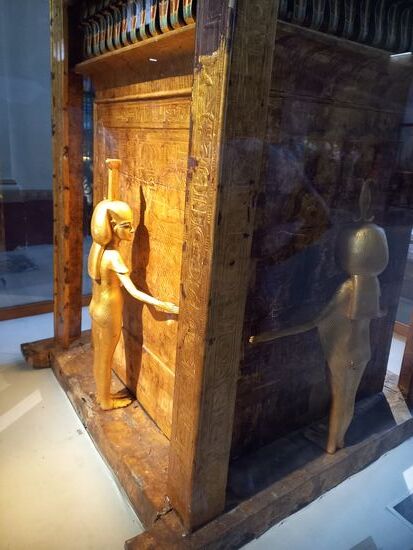 Howard Carter fand auch diese Goldtruhe in Tutanchamuns Grab. Darin waren 4 Canopic Jars mit Tuts Eingeweihden.