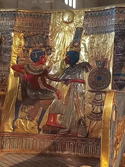 Die Lehne von Tuts goldenem Thron.