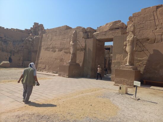 Im Tempel liessen wir uns doch von einem Guide überreden, eine geführte Tour zu machen. Die Führung war auch echt interessant, nur war es leider so heiß, dass es uns wirklich schwer fiel, uns zu konzentrieren.