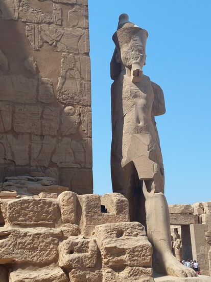 Die alten Ägypter glaubten, dass der Karnaktempel der Ort ist, an dem die Schöpfung begann und das dort Amun-Ra mit ihnen kommunizierte.