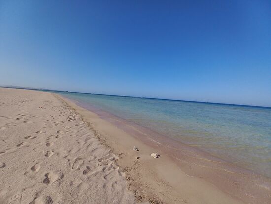 Neben der Hotelanlage gibt es gleich diesen wunderbaren Übergang zwischen tiefem Meer (dunkelblau, zu Korallen und flachem Meer - zur Wüste