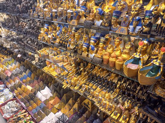 Ohne Ende altägyptische Figuren und Pyramiden als Souvenirs