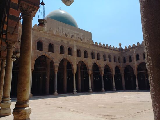 ich ging in die kleinere Moschee an der Zitadelle rein, ohne gleich zu wissen, dass es sich um eine Moschee handelt. Gleich bekam ich meinen ersten Anschiss, ich solle meine Schuhe ausziehen. Da ich alleine im Hof der Moschee war, begann ich langsam herumzugehen. Schon kam der nächste Anschiss. Ich solle mich etwas beeilen, der Mann möchte absperren. Als ich wieder rausgehen wollte fragte der Typ mich dann allen Ernstes nach etwas Geld für die Moschee. Ich weiß zwar, dass das mit dem Trinkgeld geben in Ägypten als selbstverständlich gilt, aber ich sagte ihm, dazu müsse er freundlicher sein. (Ein Eintrittsticket für die Zitadelle hatte ich ja auch schon gekauft).